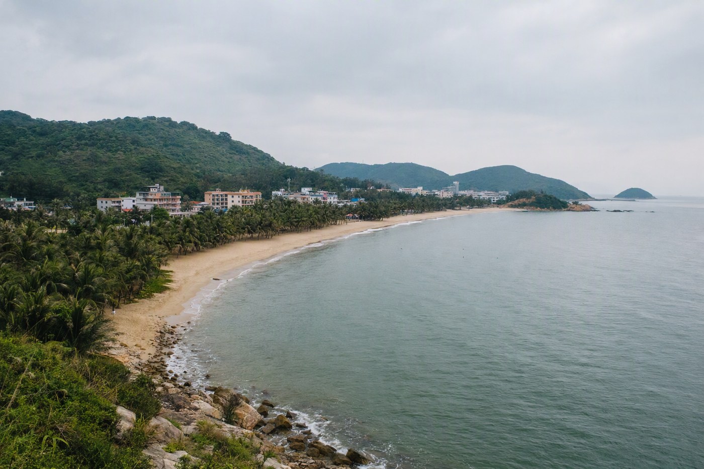 下川岛王府洲月牙海湾与椰林岸线示意