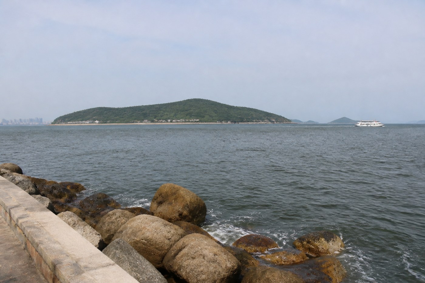威海湾自然光下的低缓海岛与海面意象