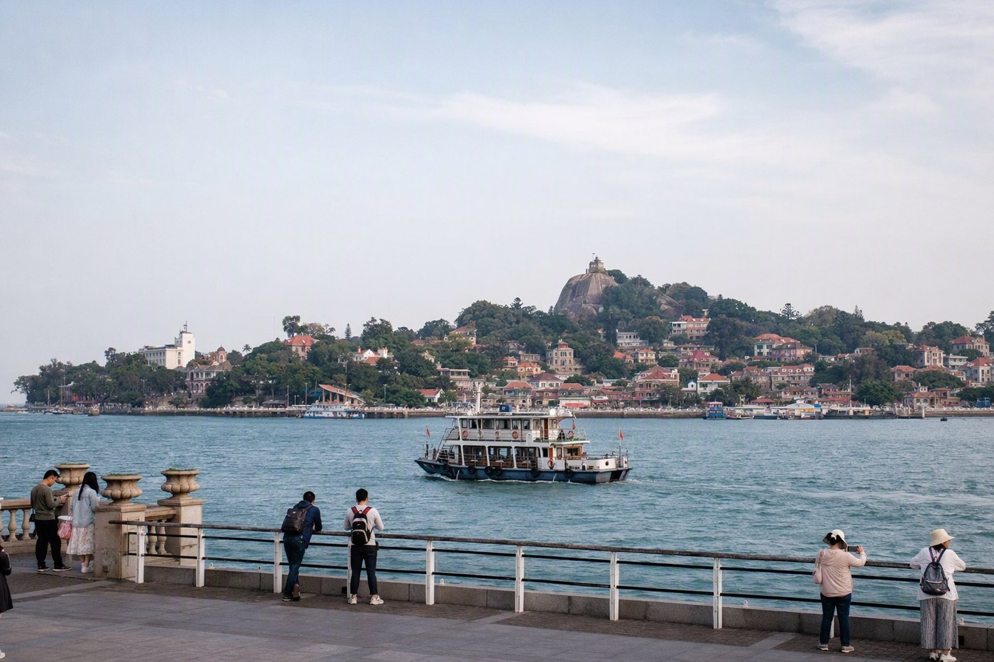 厦门鹭江与鼓浪屿海峡旅行场景