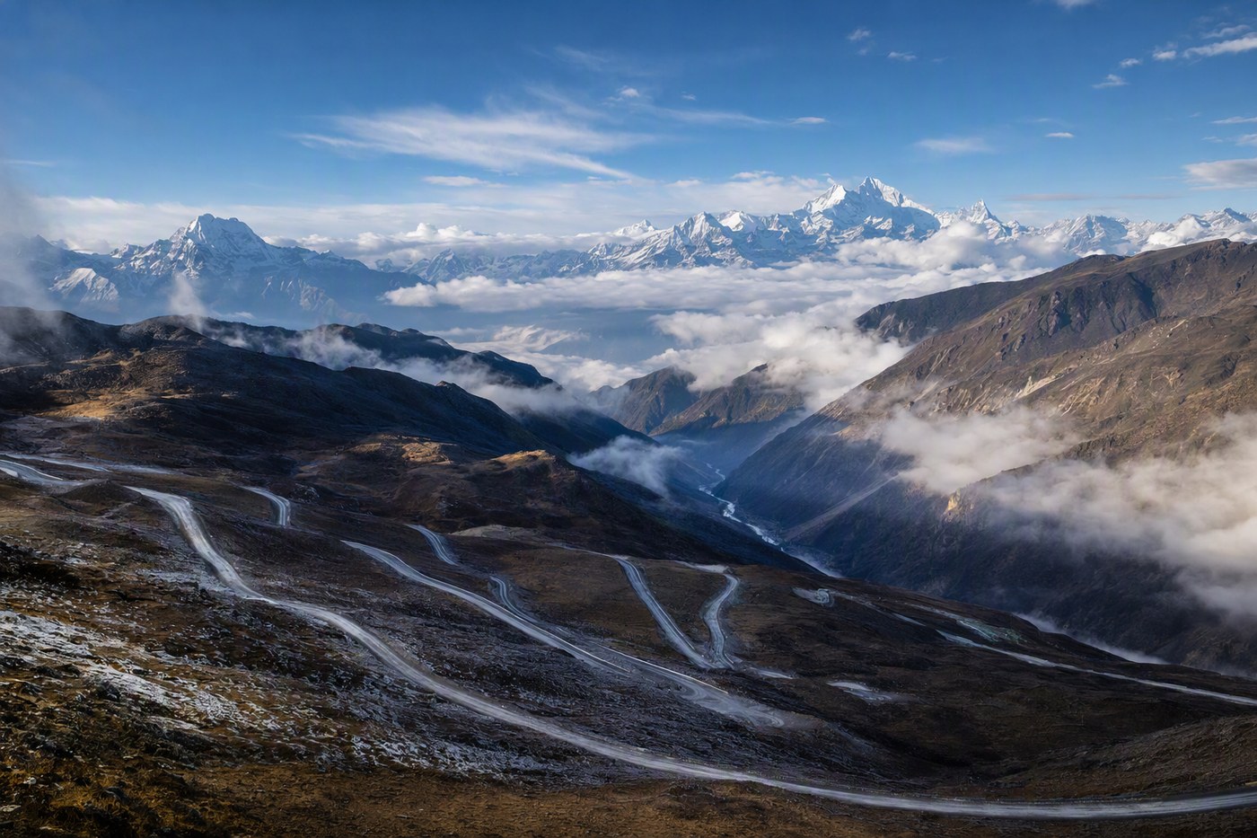 吉隆沟晨雾雪山全景
