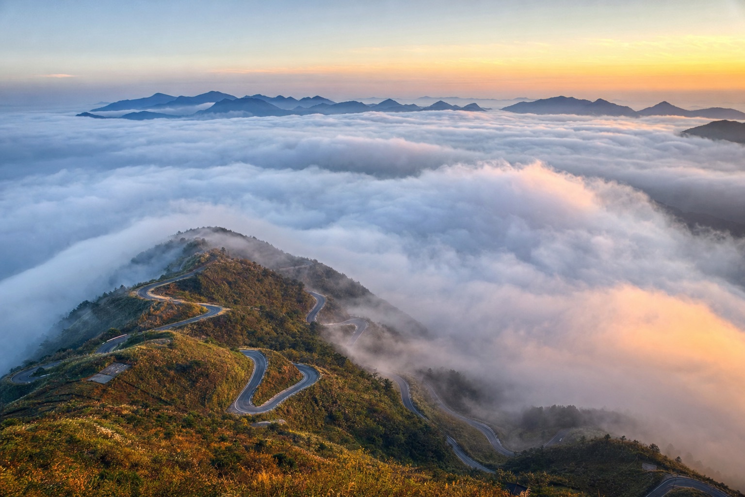 浙西山路与群山风景