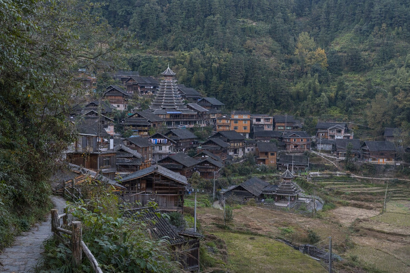 芋头侗寨依山木楼与鼓楼场景示意