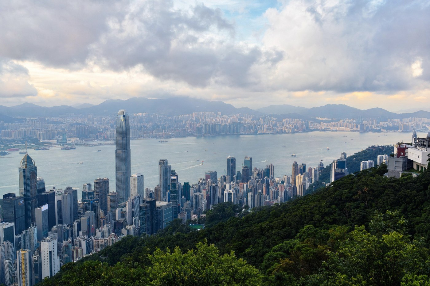 香港山顶维港景观AI场景示意，非现场照片